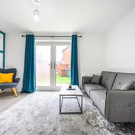 House With Garden, Sleeps 5, City Centre Close, Manchester, Free Fast Wi-Fi, Free Parking, 55-Inch Tv, Self-Check In - Contractors!-3